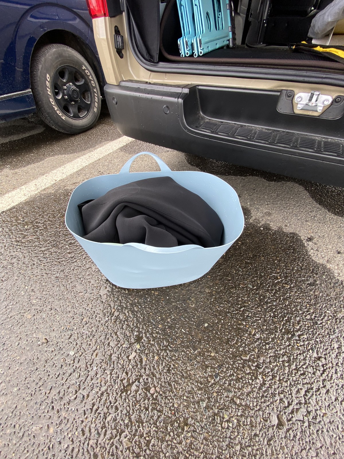 海帰りの濡れ物を収納できる車内の防水ボックス