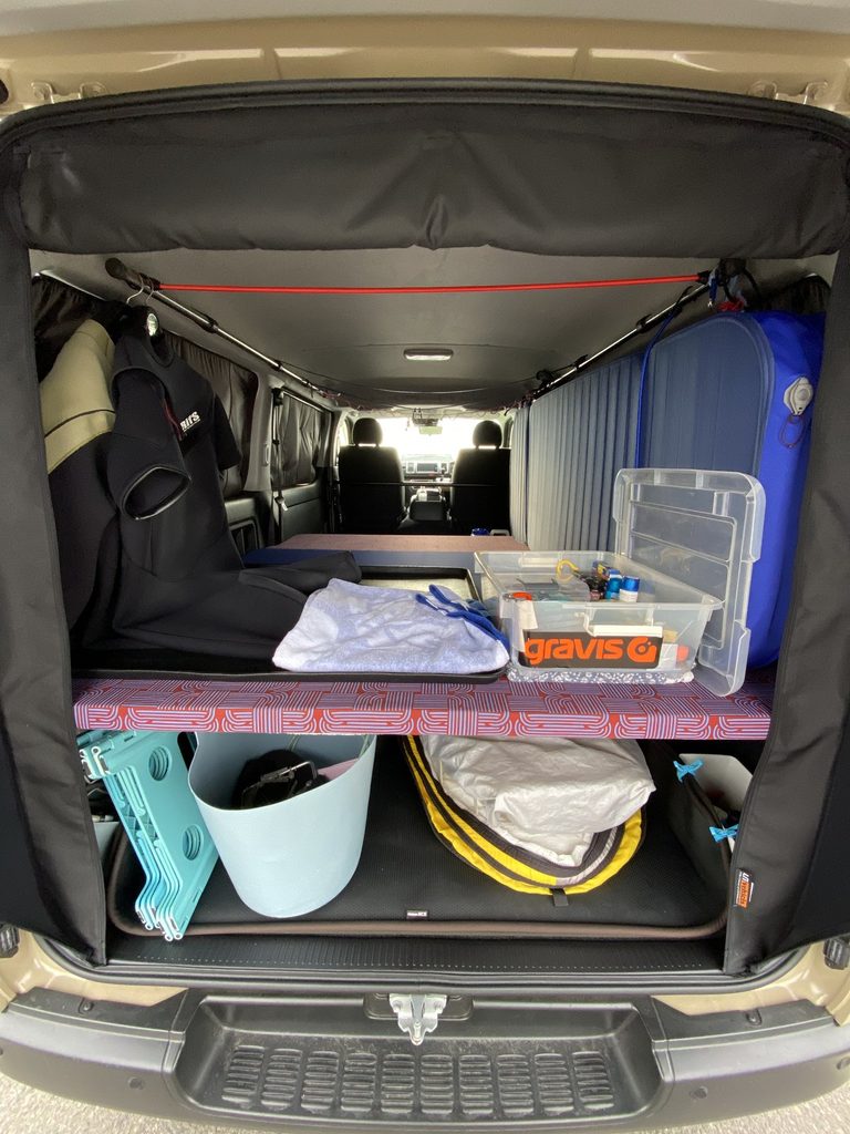 車中泊用の荷物を上下に分けて収納した車内