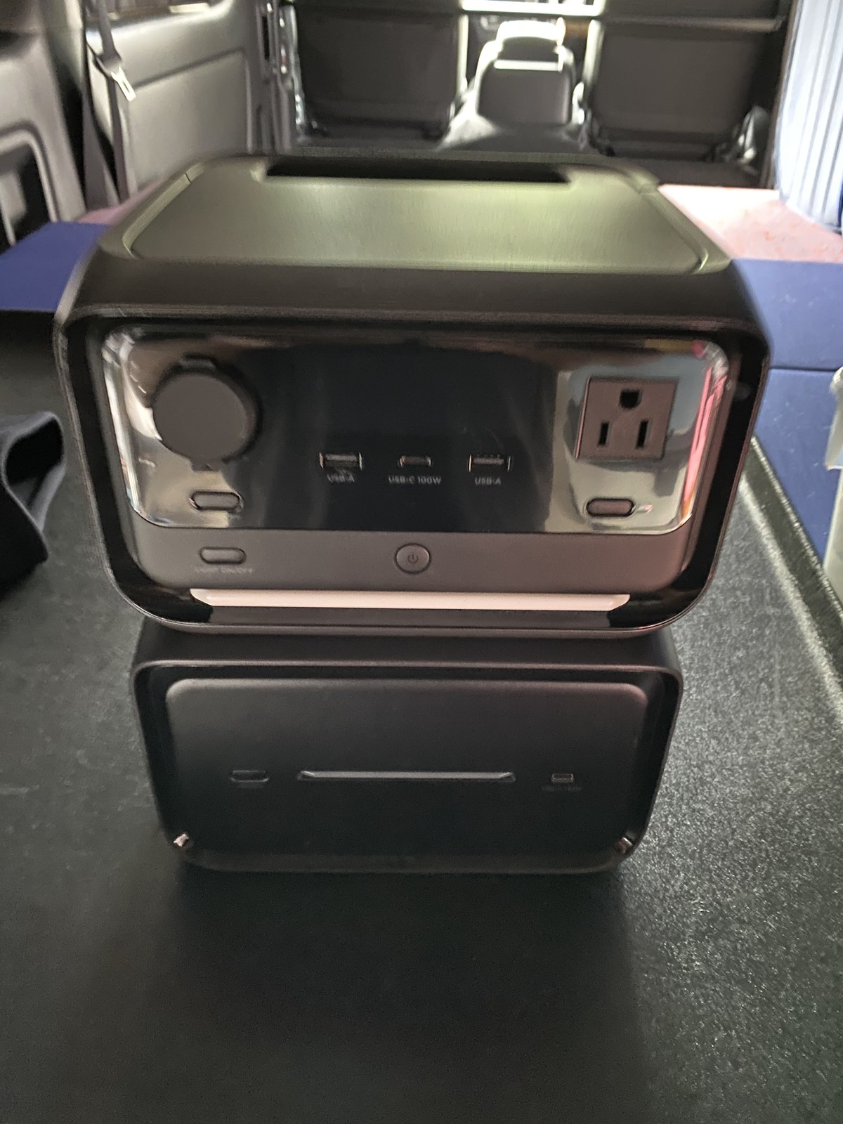 ハイエース車内で使用しているEcoFlowのポータブル電源